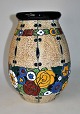Tjekisk fajance 
vase, o. 1910. 
Amphora. 
Jugend. Gullig 
masse med 
polykrom 
overdekoration 
i ...