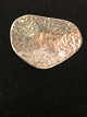 Broche.
Hammerslået 
sølv 830s
bredde: 4,4 
cm. Højde: 3,2 
cm
kontakt 
Telefon 
86983424
