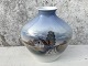 Lyngby Denmark, 
Vase #15191, 
Bondehus i 
landskab, 20cm 
bred, 21cm høj, 
2.Sortering 
*Pæn stand*