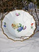 Kongelig 
porcelæn. Kgl 
Saksisk blomst 
kantet, 
håndmalet stel 
dek. nr. 627. 
Skål på lav fod 
nr. ...