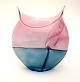 Cumulus vase i 
blå og pink, 
højde 17,5 cm. 
design Per Rene 
Larsen, 
holmegaard 
glasværk 1986.  
...