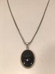 Halskæde og 
Vedhæng med 
Sort Onyx.
sølv 925s
Vedhæng: 
Højde: 3 cm med 
økse. Bredde: 
1,7 ...
