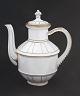 Bing & 
Grøndahl, 
Offenbach, 
kaffekande 26 
cm. Hvidt 
kantet porcelæn 
med guldkant. 
Pris: 250 kr.