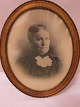 Ramme med 
gammelt foto
Antik smuk, 
oval ramme 
inkl. gammelt 
foto. 
Ca. år  
1900-tallet
H: ...