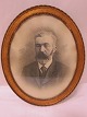 Ramme med 
gammelt foto
Antik smuk, 
oval ramme 
inkl. gammelt 
foto. 
Ca. år  
1900-tallet
H: ...