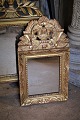 Dekorativt , Fransk 1800 tals spejl med fin dekoreret ramme med gammel forgyldning og en super ...