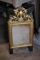 Dekorativt , 
Fransk 1800 
tals spejl med 
fin dekoreret 
ramme med 
gammel 
forgyldning og 
en super ...