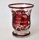Tysk hanke glas 
krus, 19. årh. 
Klart glas med 
rødt overfang. 
Slebet. Med 
tekst: Zur 
Erinnerung. ...