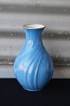 Lyseblå vase 
med mønster og 
guld kant på 
kraven
Lyngby, 
produceret ved 
Porcelænsfabrikken 
...