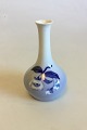 Bing & Grøndahl 
Art Nouveau 
Lille vase. 
Måler 11,7 cm. 
Chip i kanten