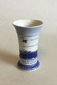 Royal 
Copenhagen 
Vase. 
Inskription: 
"Danmark 
glemmer aldrig 
ofre I har 
bragt". Måler 
14 cm