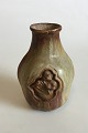 Bode Willumsen 
Vase med brun 
og grøn glasur 
i relief med 
havfrue No 509. 
Måler 14 cm
