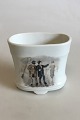 Royal 
Copenhagen 
Urtepotteskjuler/Vase 
med bymotiv i 
overglasur. Fra 
ca. 1890. Måler 
10 cm