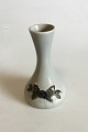 Bing & Grøndahl 
Vase med 
modelleret 
blomst. Måler 
16 cm