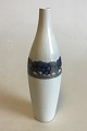Bing & Grøndahl 
Art Nouveau 
vase. Signeret 
MS. Fra 
1912-1914. 
Måler 22 cm. 
Chip på 
bundkanten