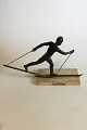 Royal 
Copenhagen 
Bronzesstatuette 
af 
Langrendsløber. 
Designet af 
Sterett-
Gittings Kelsey 
i 1976. ...