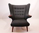 Bamsestolen, 
model AP 19, 
designet af 
Hans J. Wegner 
og fremstillet 
af A.P. Møbler 
i 1950, er en 
...