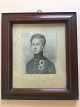 Ubekendt 
kunstner (18/19 
årh):
Portræt af ung 
mand i uniform.
Kobberstik på 
papir opklæbet 
på ...