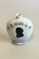 Royal 
Copenhagen Vase 
med silhuet af 
Kamma Rahbek og 
Knud Lyne 
Rahbek No 2066. 
Måler 11 cm