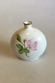 Royal 
Copenhagen Art 
Nouveau vase 
med rose. Måler 
15 cm