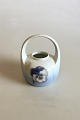 Royal 
Copenhagen Art 
Nouveau Vase 
med håndtag No 
238/29B. Måler 
12 cm. Låg 
mangler
