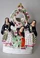 Staffordshire 
figur gruppe 
med urholder, 
19. årh, 
England. 
Polykrom 
dekoreret. H.: 
27 cm. B.: 20 
...