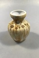 Royal 
Copenhagen 
Ludvigsen Vase 
No 1381 med 
Gullig Krystal 
Glasur H 12.5 
cm(nedslebet)