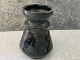 Møller og 
Bøgely, 
Skønvirke 
Karamik vase, 
Mørk glasur, 
14cm høj, 7,5cm 
i diameter, 
Signeret MB ...
