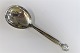 Dronning. 
Sølvbestik. 
Georg Jensen. 
Serveringsske. 
Sterling (925). 
Længde 20,5 cm.