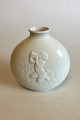 Royal 
Copenhagen 
Blanc de Chine 
Vase No 4118. 
Designet af 
Hans Henrik 
Hansen. Måler 
19 cm