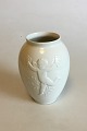 Royal 
Copenhagen 
Blanc de Chine 
Vase No 4119. 
Designet af 
Hans Henrik 
Hansen. Måler 
15,5 cm