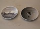 På Lager:
1 x 2929-2800 
Kgl. Rund skål 
med flyvende 
andefugl 10.5 
cm
1 x 2801 Kgl. 
Rund skål ...