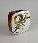 Kvadratisk Baca 
vase fra Royal 
Copenhagen 
Fajance nr. 
673/3689
Design af 
Ellen Malmer
RC ...