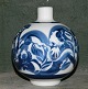 Ren Art Deco: 
Vase i porcelæn 
fra Bing & 
Grøndahl med 
blå organisk 
dekoration på 
den hvide bund. 
...