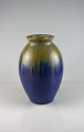 Vase i keramik 
med glasur i 
grøn og blå 
nuancer, 
signering svært 
at læse 
formentlig fra 
...