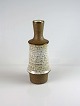 Vase i brunt 
stentøj med 
hvid glasur
Design af 
Michael 
Andersen, 
Bornholms 
keramik
Vase, ...