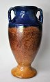 Klassisk Jugend 
vase, lertøj, 
20. årh. 
Danmark. Med to 
håndtag. Brun 
og blå 
glaseret. 
Usigneret. ...