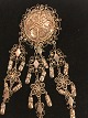 Broche. 3 radet 
 filigran.
sølv 830 TJ ( 
Tage Jansen - 
Aarhus 1935 - 
1945 ).
Højde: 10,5 
cm. ...