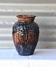 Vase med 
blankt, blå og 
brunligt glasur
Næstved 
keramik
Mål  H.: 
21,5cm  Ø.: ...