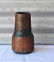 Vase i brunlige 
farver
Design Axel 
Brüel for 
Nymølle Keramik
Mål  H.: 16cm  
Ø.: ...