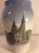 Vase med 
Rosenborg Slot.
Højde: 17 cm.
Royal 
Copenhagen RC 
nr. 4567
1. sortering.
kontakt ...