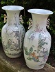 Par kinesiske 
vaser af 
porcelæn, 
19./20. årh. 
Hånddekoreret, 
forgyldt - 
dekoreret med 
kvinder i ...