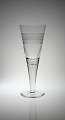 Pokalglas med 
guillocherede 
bort, 
formentlig fra 
Holmegaard, 
glatte bund og 
bobler under 
...