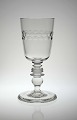 Pokalglas med 
bikageslibninger, 
glattet i bund. 
Et lignende 
glas er i 
Holmegaard 
prøvesamling, 
...