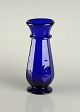 Kantet blå 
glasvase på 
rund fod i 
dansk design
Glas, 
glasvase, vase 
i kunstglas, 
kunstglas, ...
