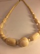 Elfenbens perle 
Halskæde i 
forløb.
Længde:  55 
cm.
Vægt: 34,6 
gram.
fra Tanzinia 
Afrika fra ...