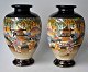 Par 
håndbemalede 
Satsuma vaser, 
20. årh. Japan. 
Polykrom 
dekoration med 
kvinde foran 
hus og Fuji ...