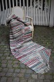 Gammel Svensk 
kludetæppe i 
fine farver og 
god kvalitet.
Måler: 
280x85cm.
