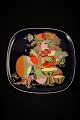 Bjørn Wiinblad 
fad i porcelæn 
med klassisk 
Wiinblad motiv 
i fine farver. 
Måler: 
31,5x31,5cm.