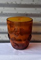 Transparet, 
brunlig, 
glasvase med 
påsatte 
glassten. Vasen 
er en gulvvase
Design Ukendt
Mål ...